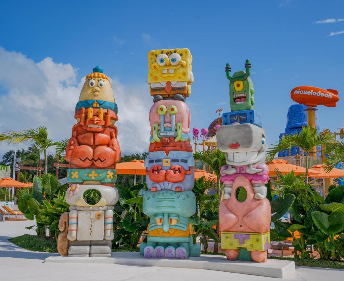 Nickelodeon Hotels & Resorts Riviera Maya Puerto Morelos Eksteriør bilde Totems of SpongeBob SquarePants, Patrick Star, Squidward Tentacles, Plankton, and Sandy Cheeks at Nickelodeon Universe