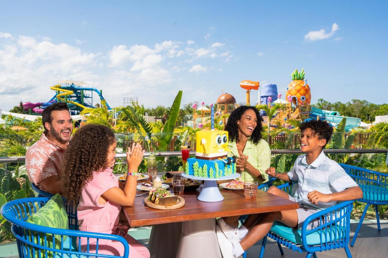 Nickelodeon Hotels & Resorts Riviera Maya Puerto Morelos Eksteriør bilde A family celebrating a birthday at the park